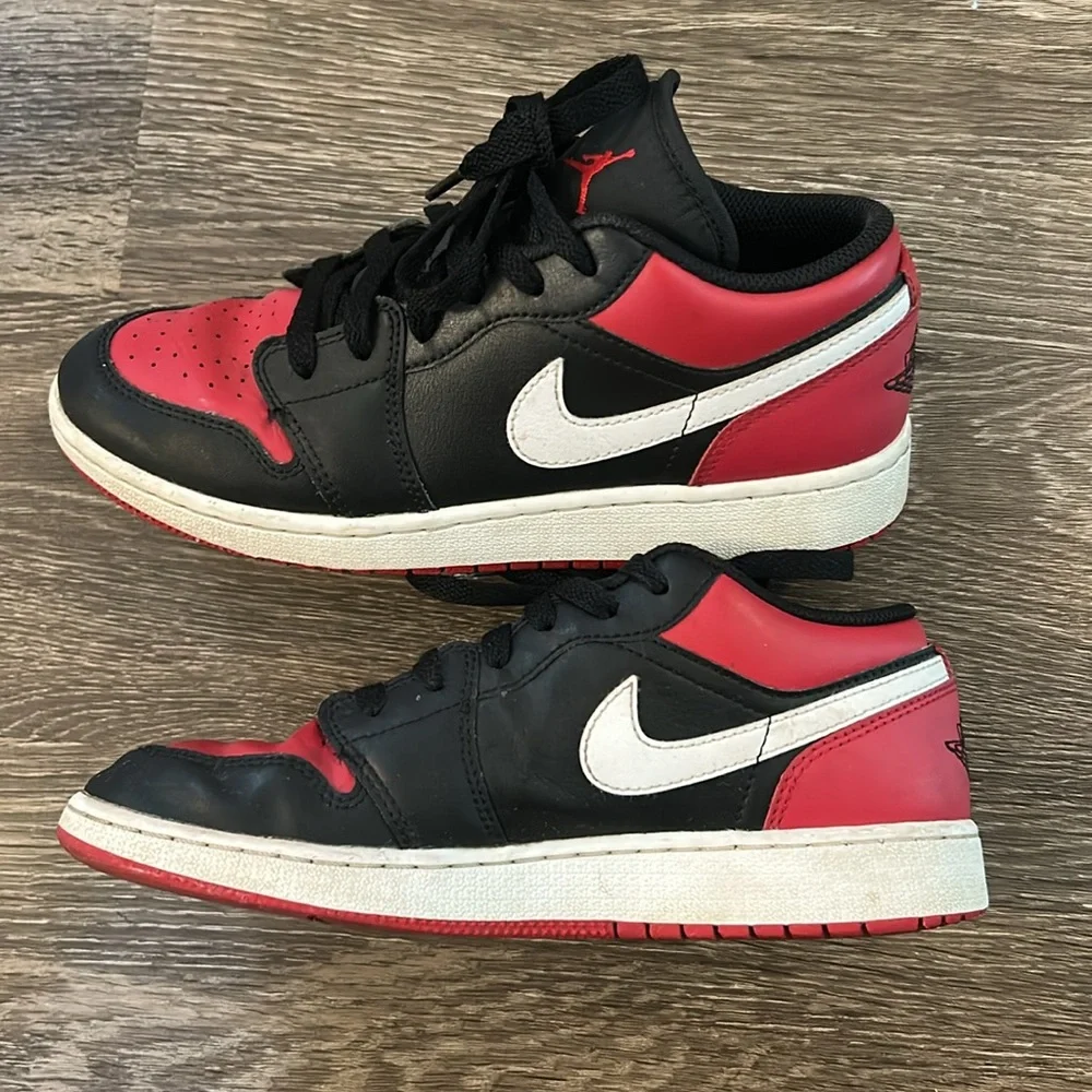 Nike Black and Red Sneakers High-Top Leather 5.5